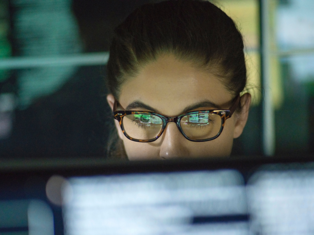 Justspark Monitoringtool - vrouw checkt het dark web voor gestolen inloggegevens