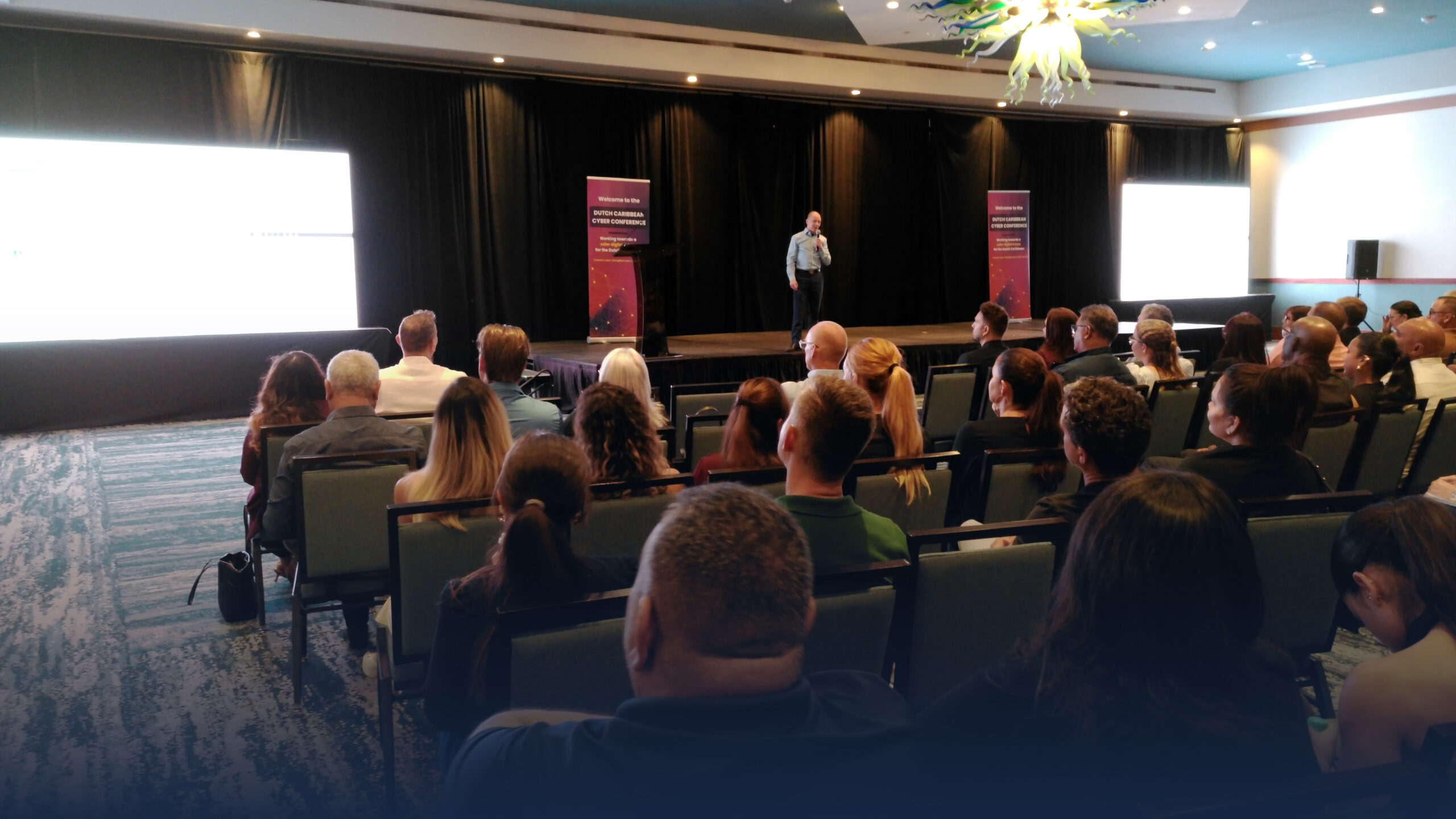 René Poot van Justspark op het podium tijdens de Dutch Caribbean Cyber Conference